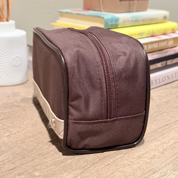 BVLGARI | Emirates Business Class Toiletry Bag for Men - Picture 6 of 6